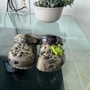 CROCS Kids Camo Sandals with Green Charm